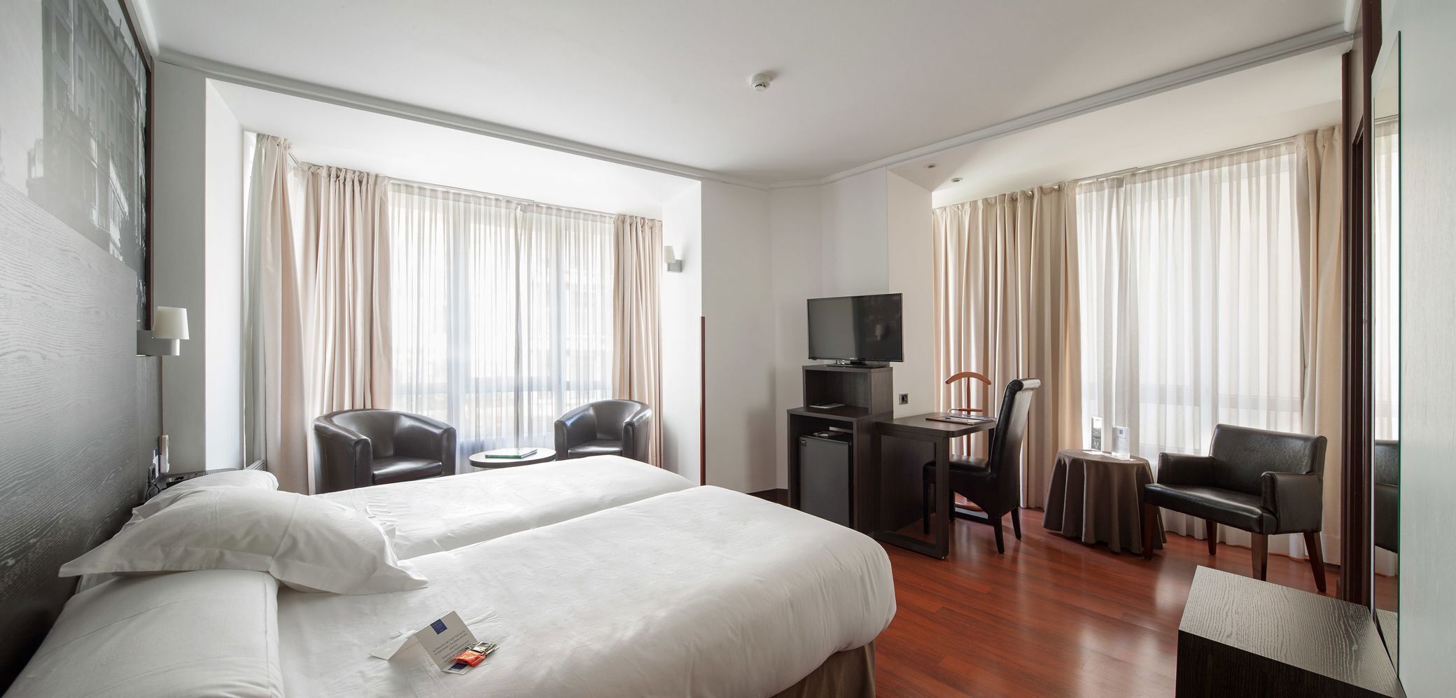 Ropa de cama de alta calidad y minibar 