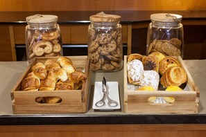 Daily buffet breakfast (EUR 14.1 per person)