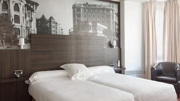 Twin kamer | Luxe beddengoed, een minibar, een kluis op de kamer, een bureau