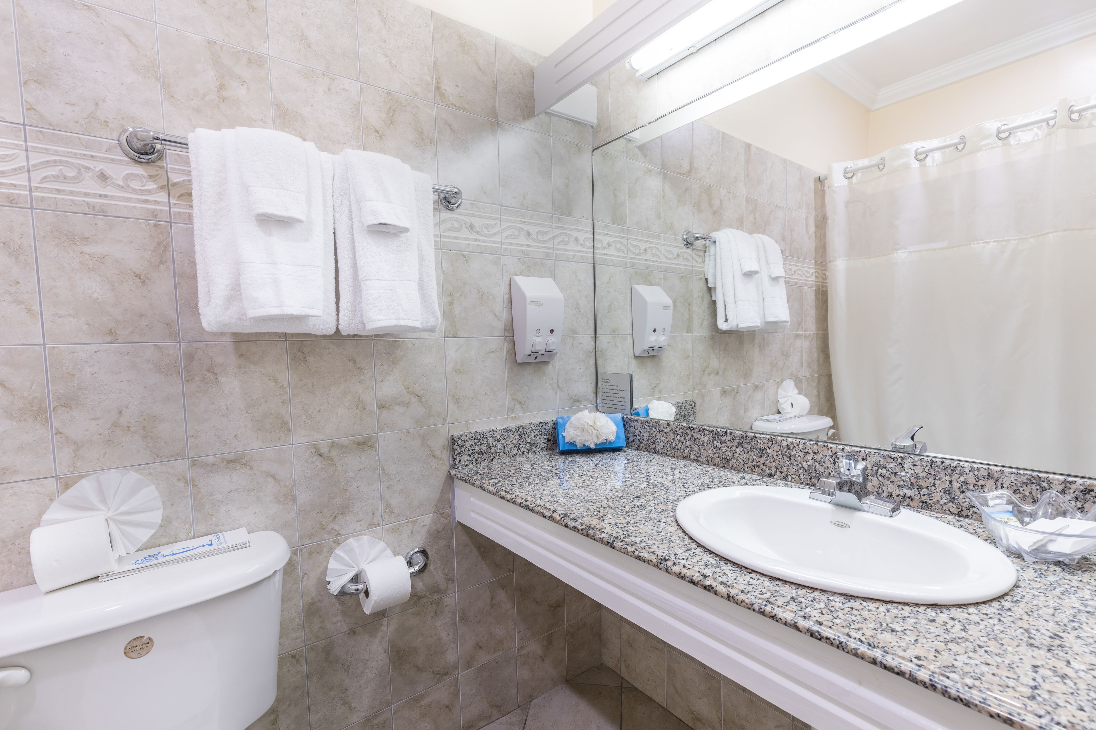 croton standard king | bathroom | combined shower/bathtub, free toiletries, hair dryer, towels