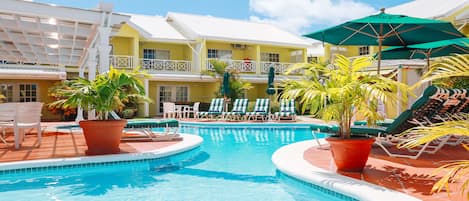 3 outdoor pools, pool loungers