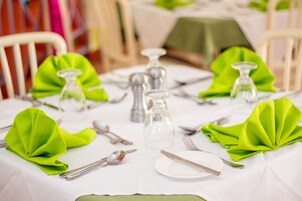 Serveert ontbijt, lunch, Caribische gerechten, uitzicht op de zwembaden 