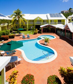 3 piscines extérieures, chaises longues