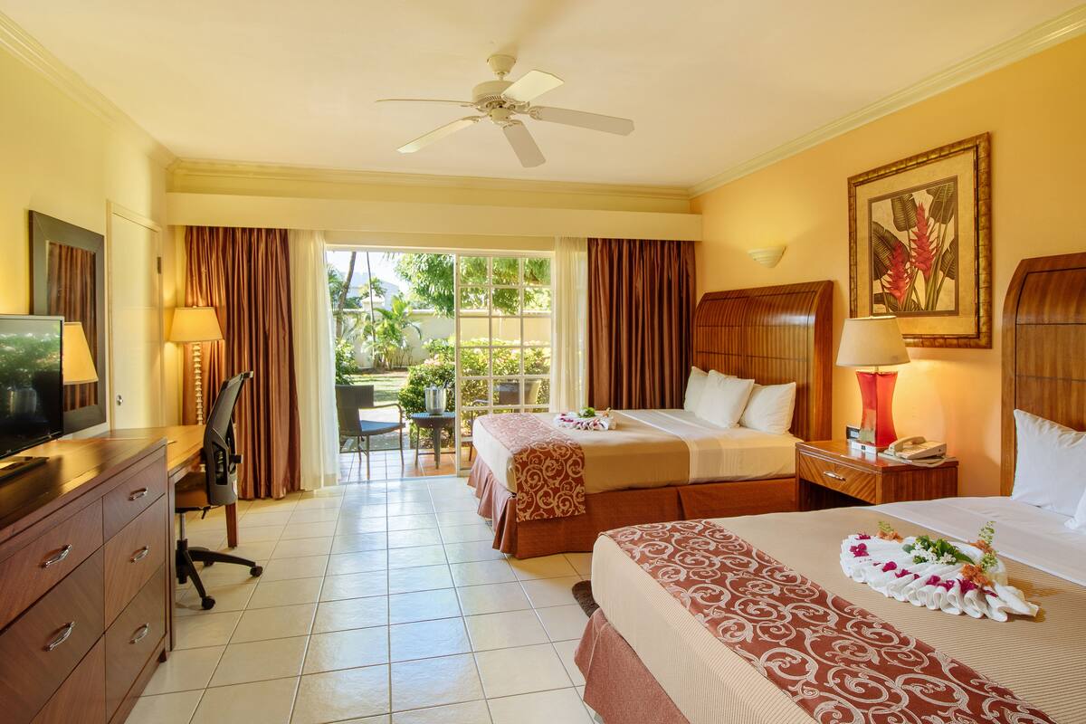Superior Room Double | Minibar, in-room safe, blackout drapes, iron/ironing board