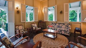 Nhà (La Dauphine Great House) | Phòng khách