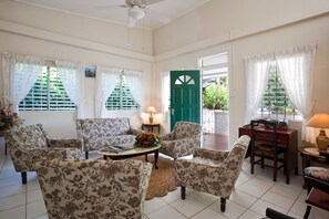 Apartment (Chateau Laffitte) | Living room