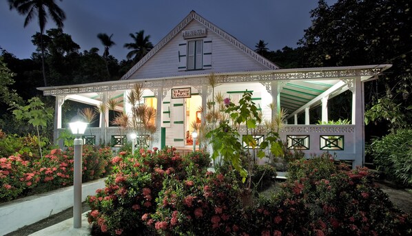 Façade de l’hébergement  – soirée/nuit