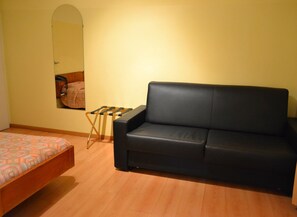 Een minibar, een kluis op de kamer, een bureau, geluiddichte muren