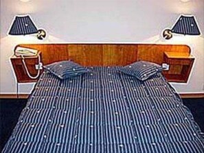 Een minibar, een kluis op de kamer, een bureau, geluiddichte muren