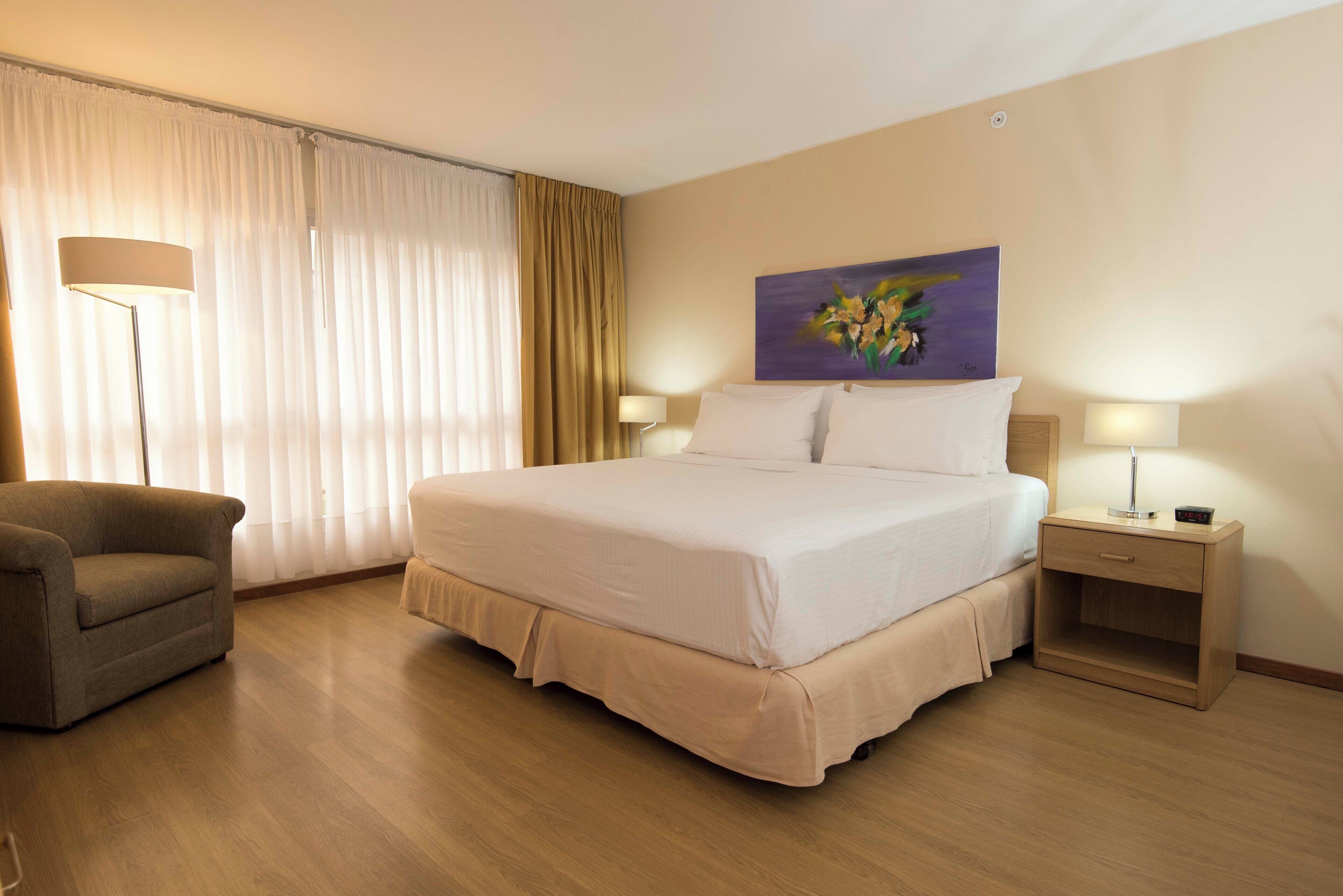 Minibar, caja fuerte, escritorio y tabla de planchar con plancha