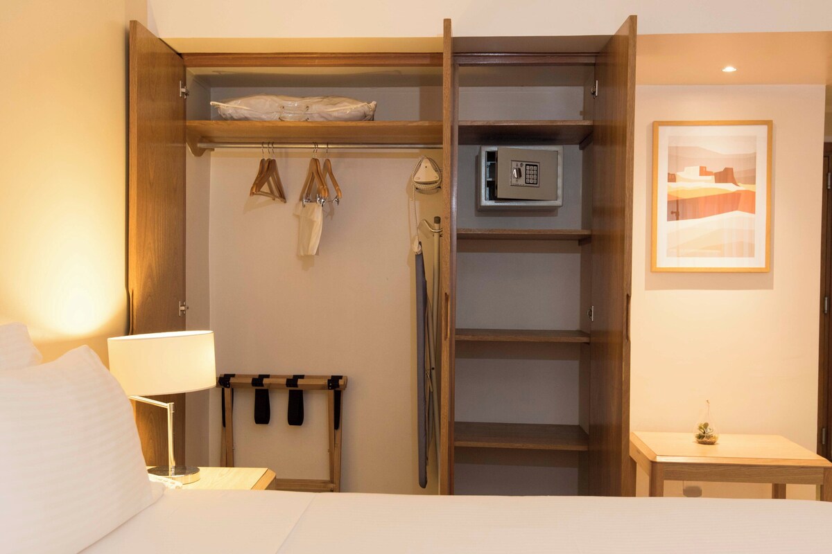 Standard Room | Minibar, in-room safe, desk, iron/ironing board