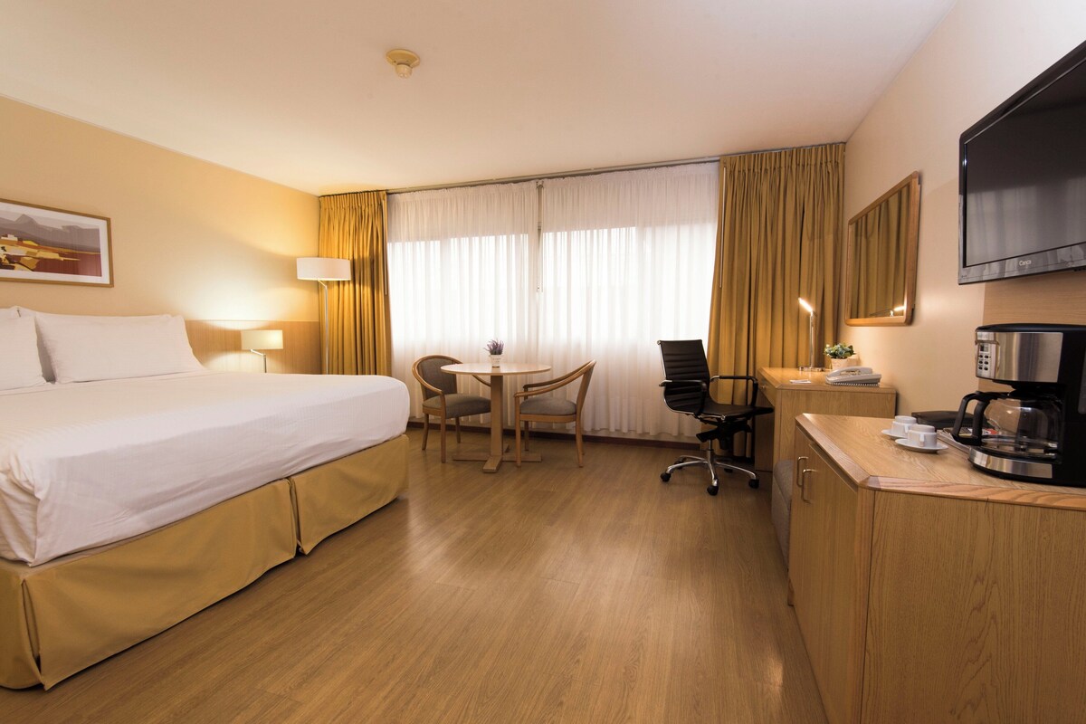 Minibar, in-room safe, desk, iron/ironing board
