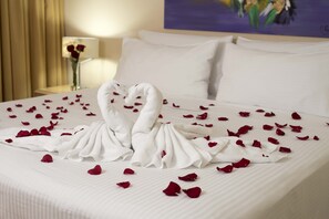 Minibar, in-room safe, desk, iron/ironing board - Holiday Inn Montevideo by IHG (Montevideo)