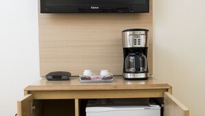 A small kitchenette with a flat-screen TV, a coffee maker, and a mini-fridge. - Holiday Inn Montevideo by IHG (Montevideo)