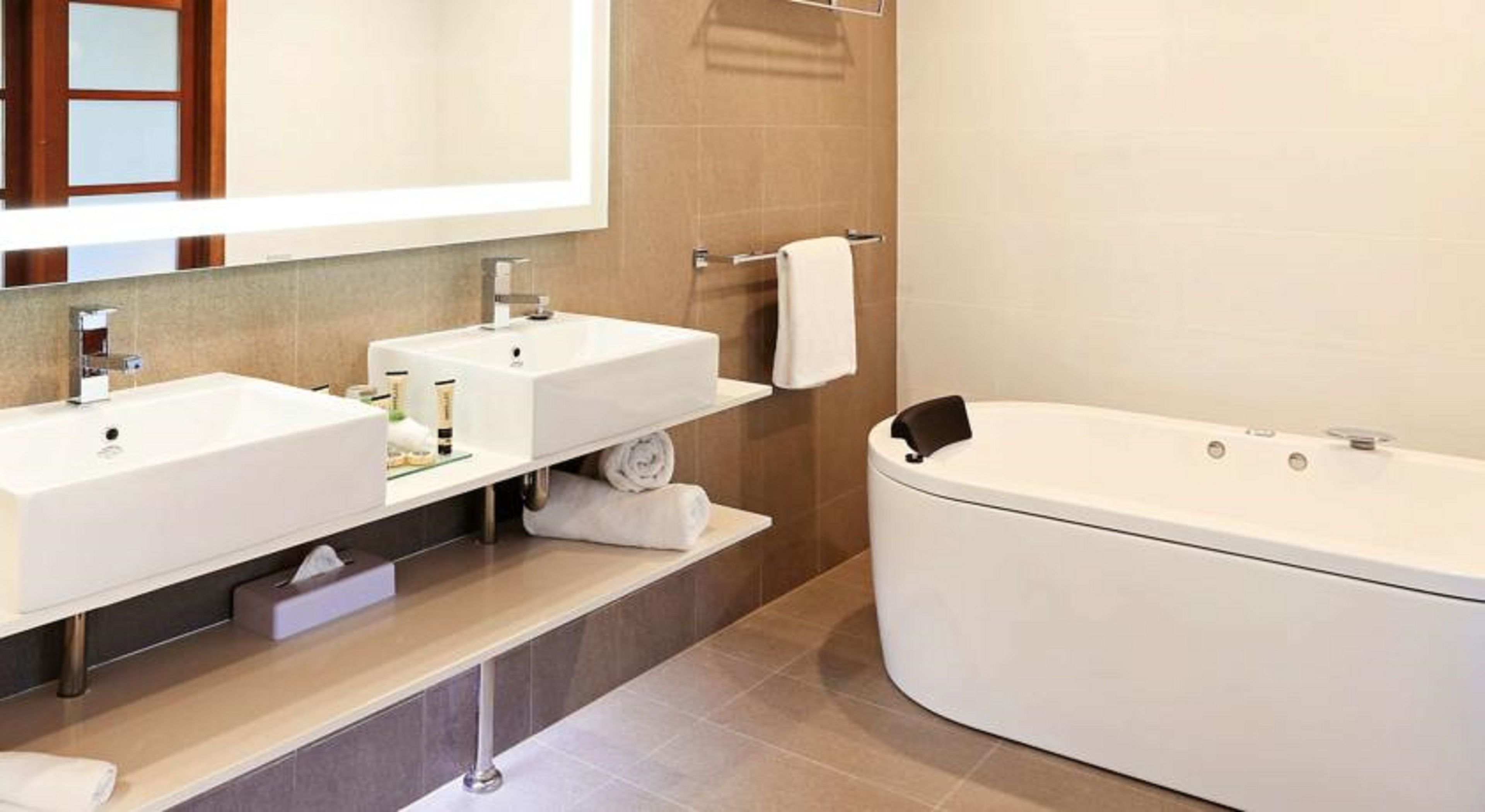 executive suite, 1 king bed | bathroom | shower, eco-friendly toiletries, hair dryer, towels
