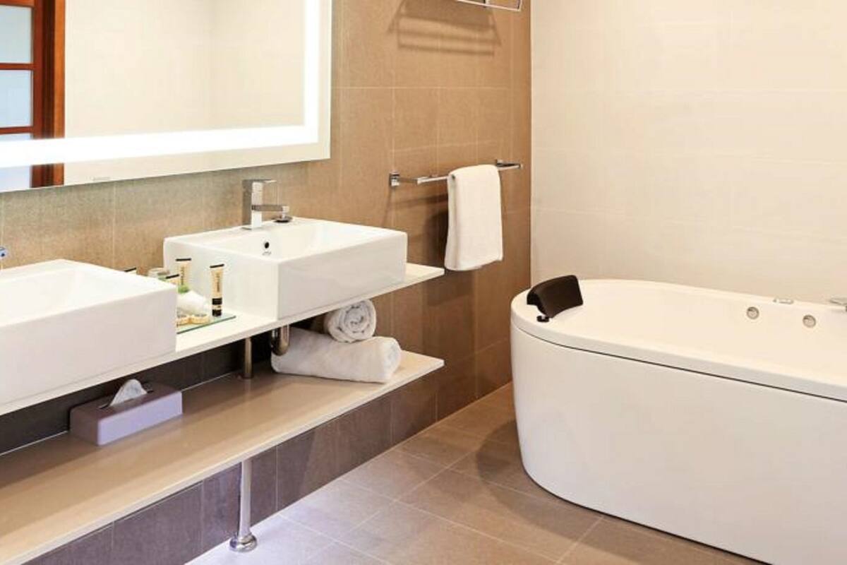 executive suite, 1 king bed | bathroom | shower, eco-friendly toiletries, hair dryer, towels