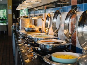 2 restaurants, breakfast served