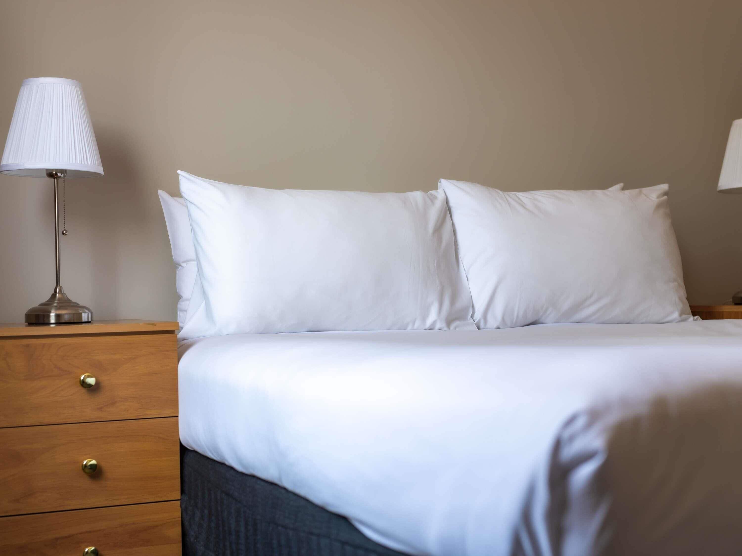 客房内保险箱、办公桌、遮光窗帘、熨斗/熨衣板