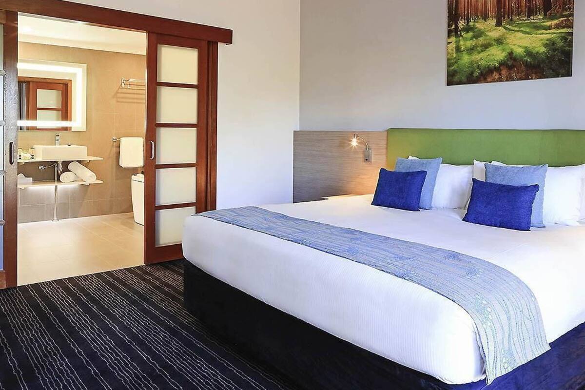 Executive Suite, 1 King Bed | In-room safe, desk, blackout drapes, iron/ironing board