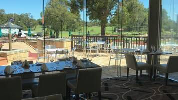 2 restaurants, breakfast served