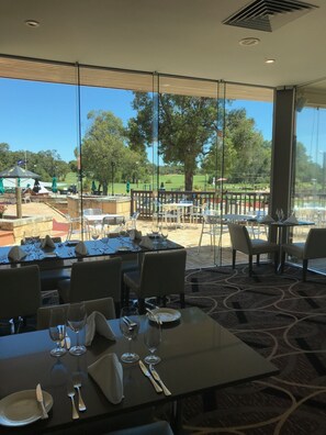 2 restaurants, breakfast served