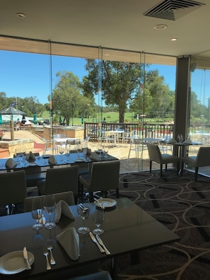 2 restaurants, breakfast served