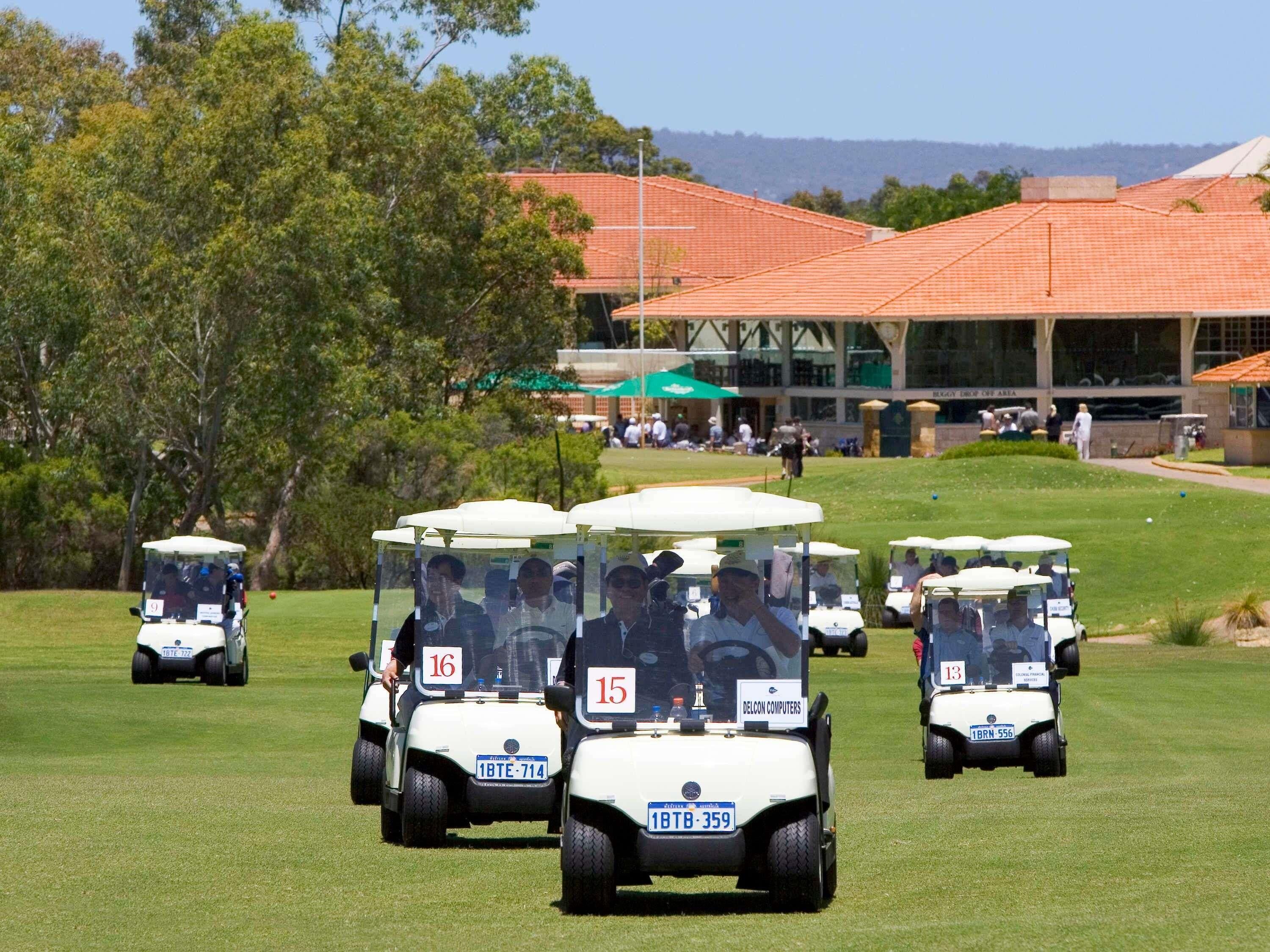 Un campo de golf con varios carritos de golf estacionados en el césped, con los números 15, 16 y 13.
