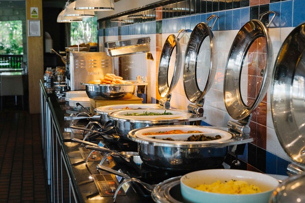 2 restaurants; breakfast, lunch, and dinner served