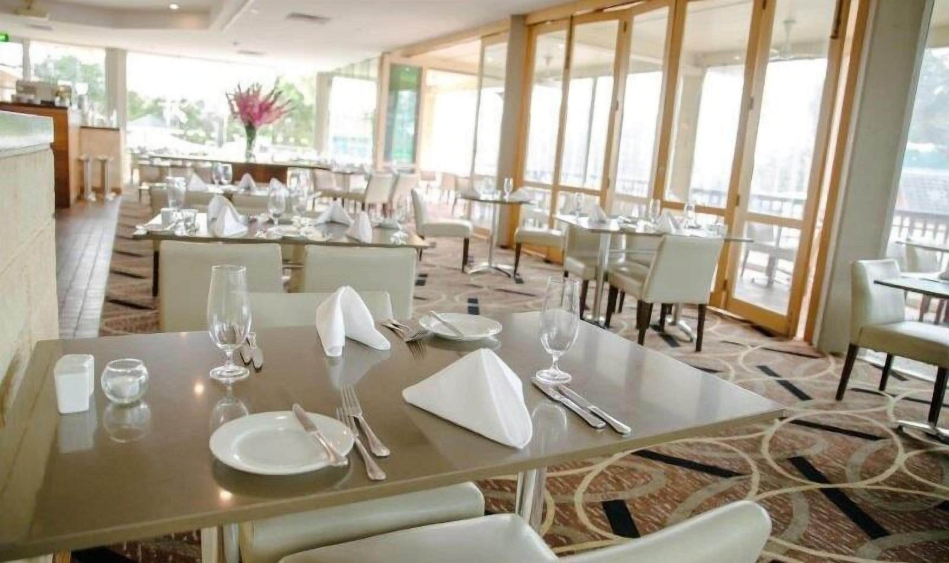 2 restaurants, breakfast served