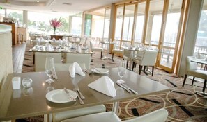 2 restauranter; serverer morgenmad