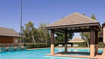 3 座室外游泳池,提供日光浴躺椅