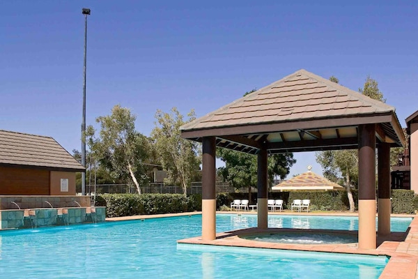 3 piscine all'aperto, lettini