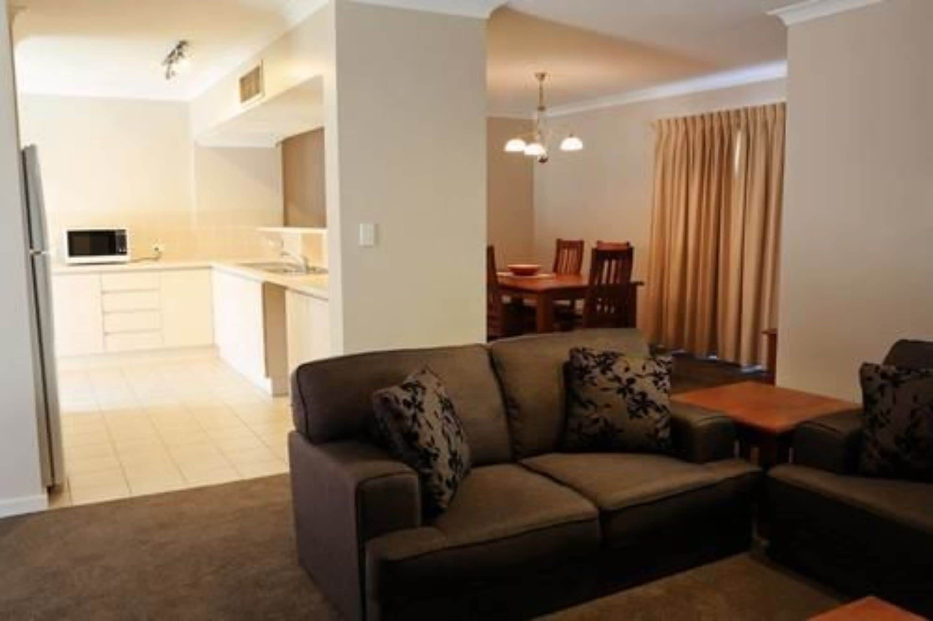 coffee/tea maker, electric kettle, cookware/dishes/utensils