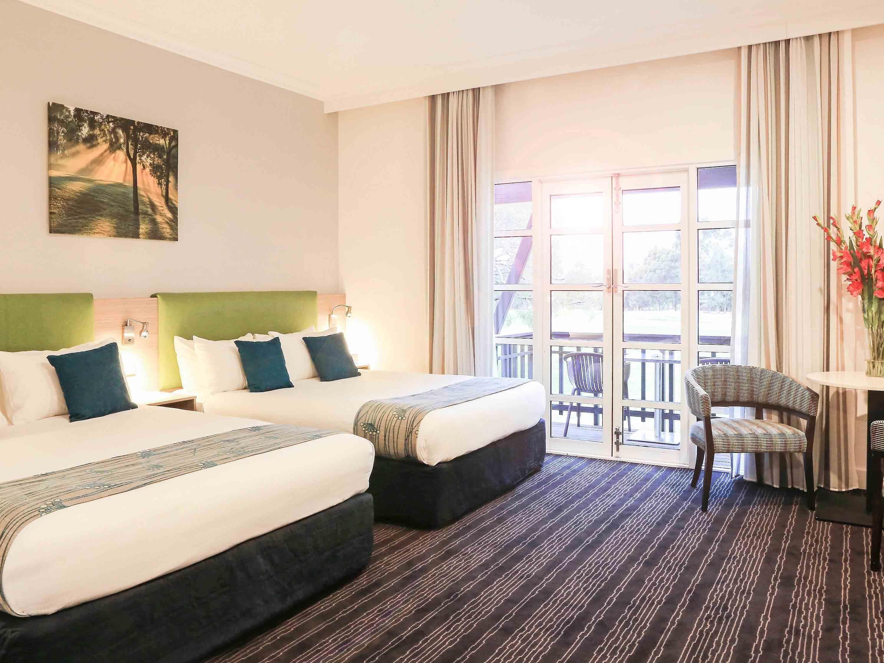 ルーム クイーンベッド 2 台 (Resort) | セーフティボックス (室内)、デスク、遮光カーテン、アイロン / アイロン台