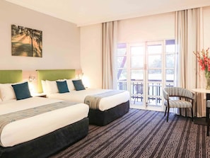 Quarto, 2 camas Queen (Resort) | Cofres nos quartos, escrivaninha, cortinas blackout