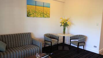 Executive Suite, 1 King Bed | In-room safe, desk, blackout curtains, iron/ironing board