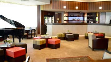 2 bars/lounges