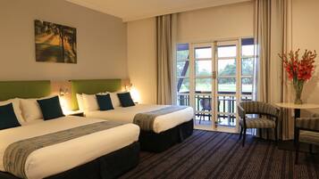 Rom, 2 queensize-senger (Resort) | Safe på rommet, skrivebord, blendingsgardiner og strykejern/-brett