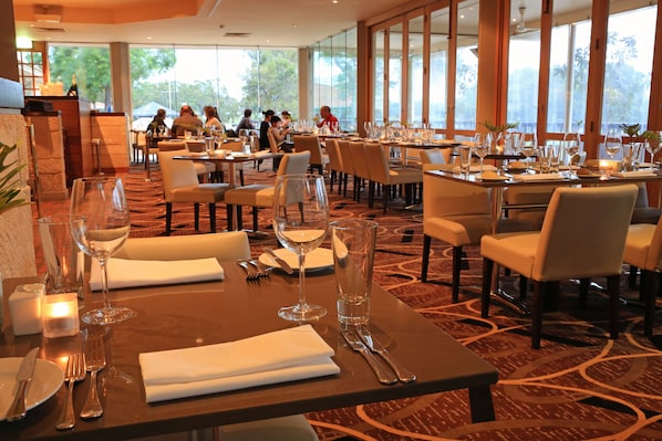 2 restaurants, breakfast served