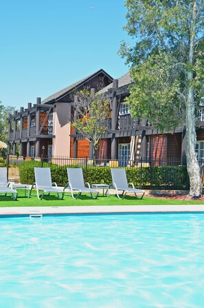 3 piscines extérieures, chaises longues