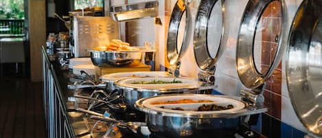 2 restaurants; breakfast, lunch and dinner served