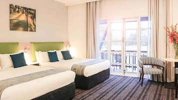 Habitación, 2 camas de matrimonio (Resort) | Caja fuerte, escritorio, cortinas opacas y tabla de planchar con plancha