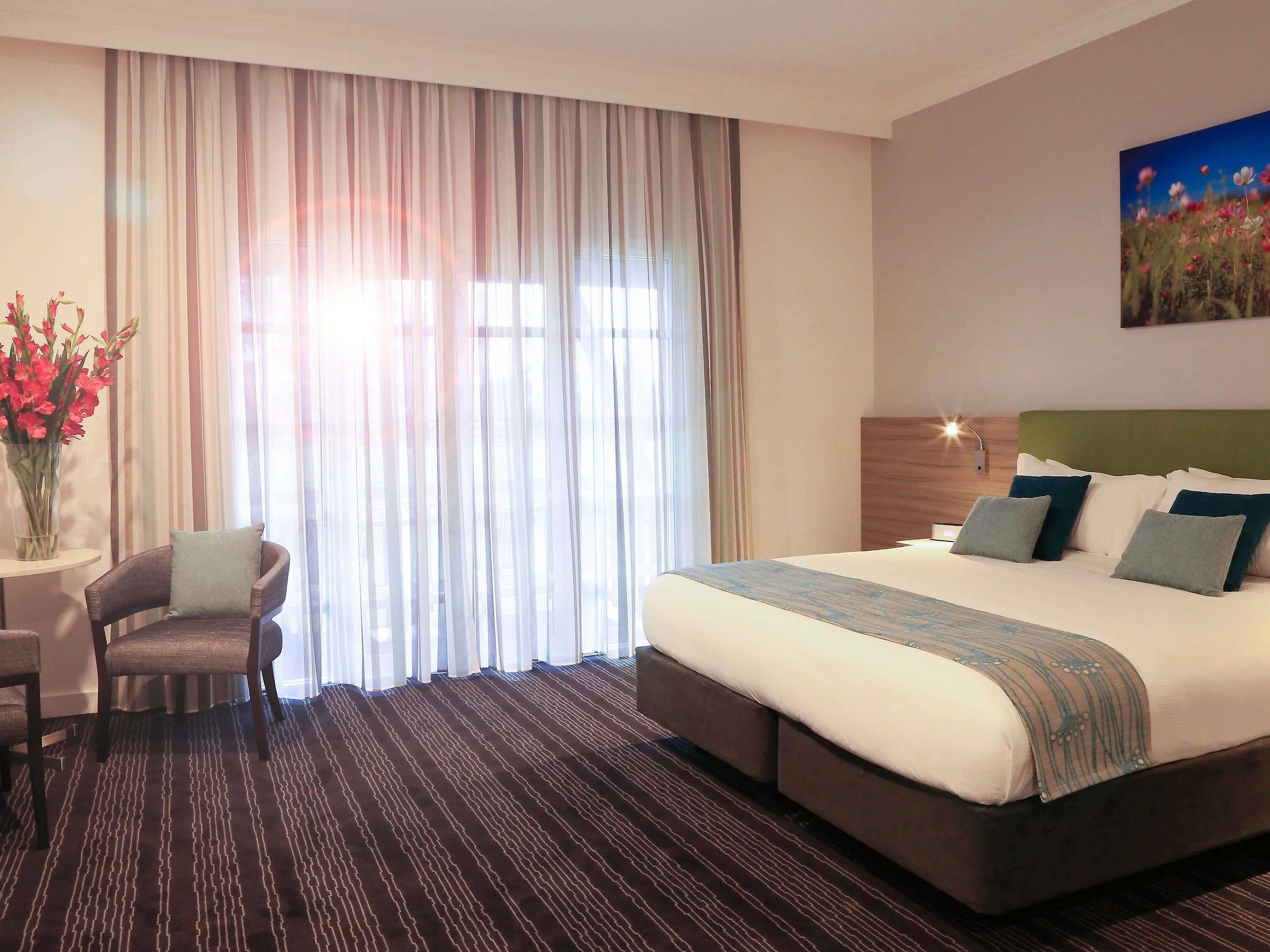 Classic Room, 1 King Bed | In-room safe, desk, blackout drapes, iron/ironing board