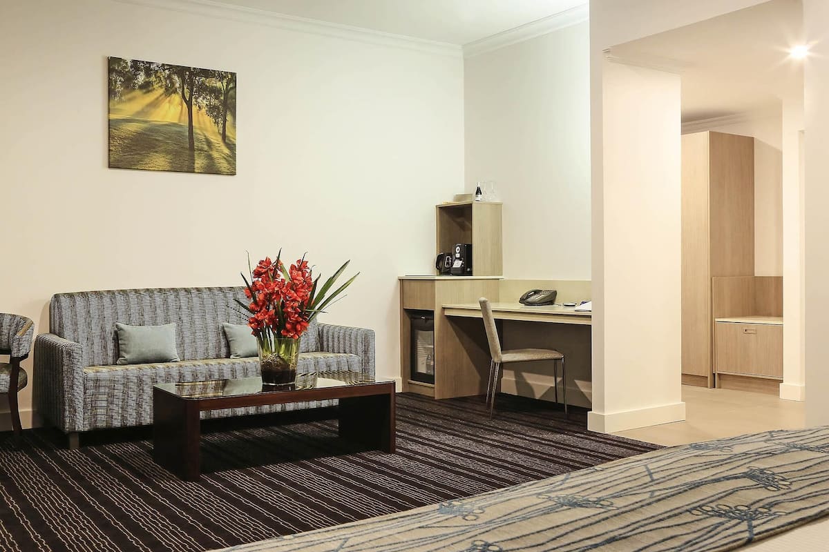Deluxe Room, 1 King Bed | In-room safe, desk, blackout drapes, iron/ironing board