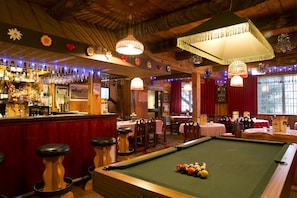 2 bars/lounges