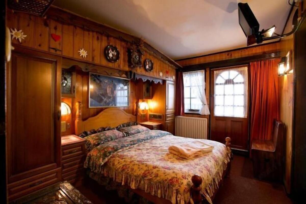 WiFi (free), bed sheets