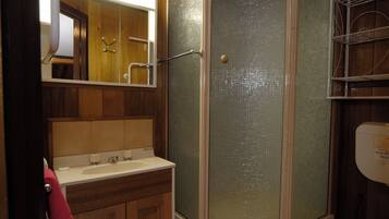 Penthouse Rooms | Bathroom | Free toiletries, hair dryer, towels, soap