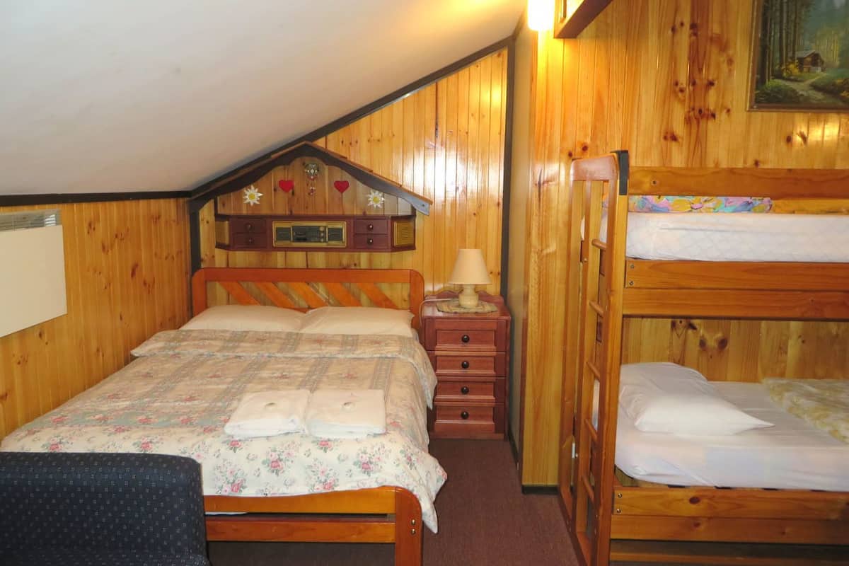 6 Share Room | 1 bedroom, free WiFi, bed sheets
