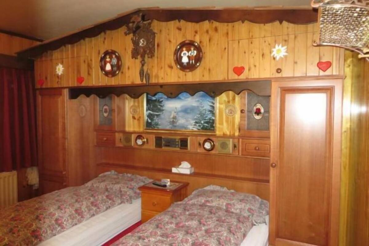 WiFi (free), bed sheets