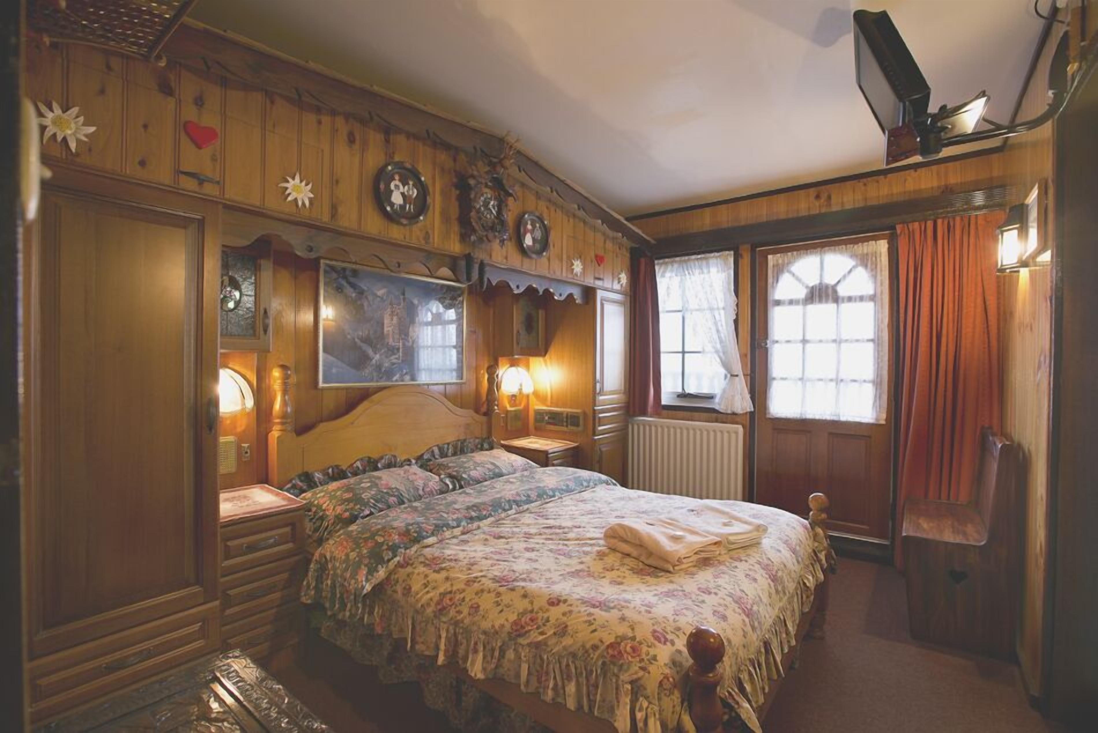 Alpine Honeymoon Room | Free WiFi, bed sheets